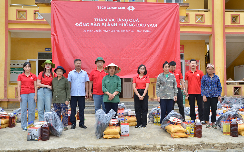 Lãnh đạo đại diện Công đoàn Techcombank, lãnh đạo Ngân hàng Nhà nước tỉnh Yên Bái tặng quà cho các hộ dân xã Minh Chuẩn, huyện Lục Yên