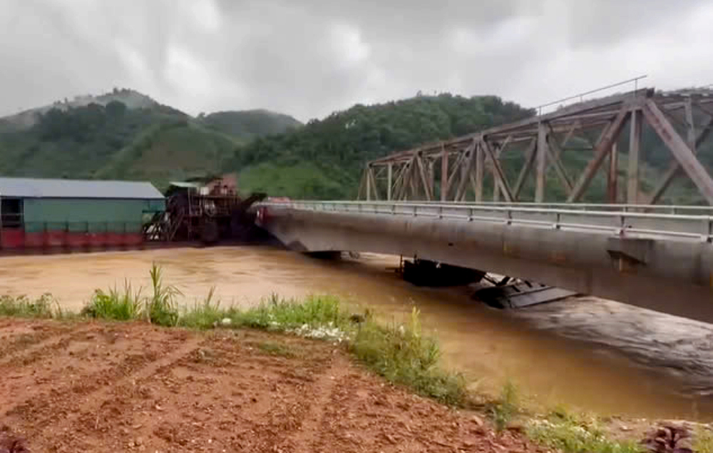 Từ ngày 07/9/2024 đến ngày 10/9/2024, do ảnh hưởng của bão số 3, nước trên sông Chảy lên cao, chảy siết nên đã có trên 10 phương tiện xà lan, tàu cát trôi tự do va chạm mạnh vào trụ, dầm cầu Tô Mậu nằm trên ĐT.171 (Khánh Hòa – Minh Xuân). (Ảnh: T.L)