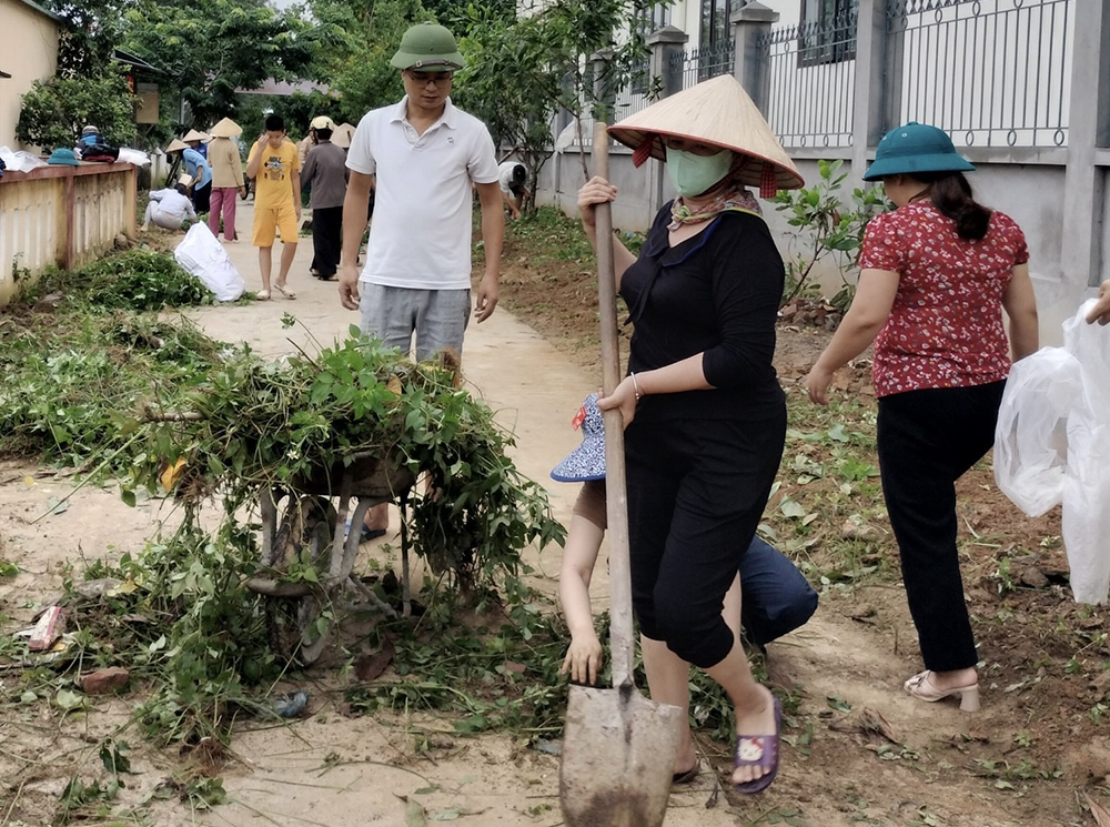 Hội viên nông dân xã Nghĩa Lộ tham gia vệ sinh đường giao thông nông thôn.