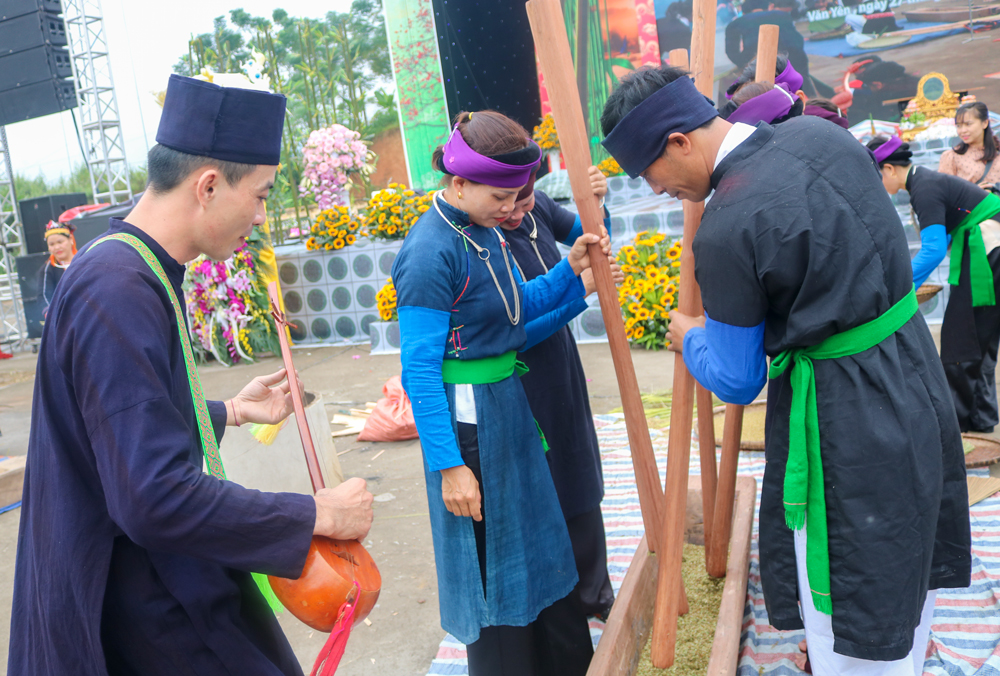 Hội thi khéo tay làm cốm tại Lễ hội Cơm mới đền Đông Cuông năm 2023.