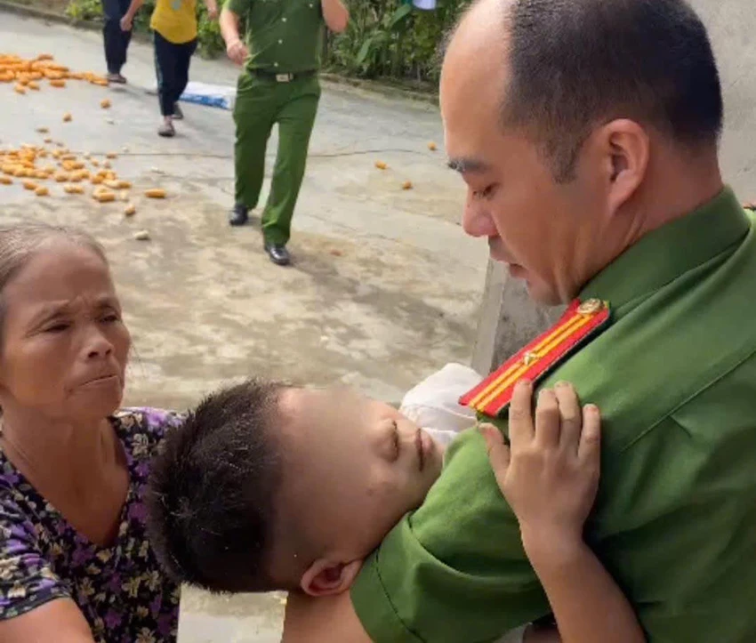 Công an Hạ Hòa giải cứu cháu bé an toàn. Ảnh CA