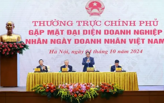 Thủ tướng Phạm Minh Chính gặp mặt đại diện doanh nghiệp nhân Ngày Doanh nhân Việt Nam (13/10).