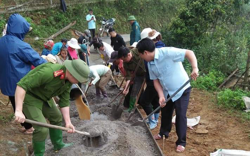 Cán bộ và nhân dân xã Trạm Tấu, huyện Trạm Tấu đẩy nhanh tiến độ bê tông hóa đường liên thôn.