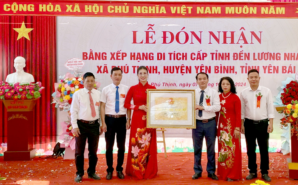 Đồng chí Lã Tuấn Hưng - Phó Chủ tịch UBND huyện Yên Bình trao Bằng di tích lịch sử cấp tỉnh đền Lương Nham cho lãnh đạo xã Phú Thịnh.