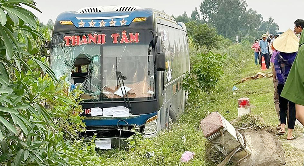 Hiện trường vụ tai nạn giao thông nghiêm trọng khiến 2 người tử vong. Ảnh: Người dân cung cấp