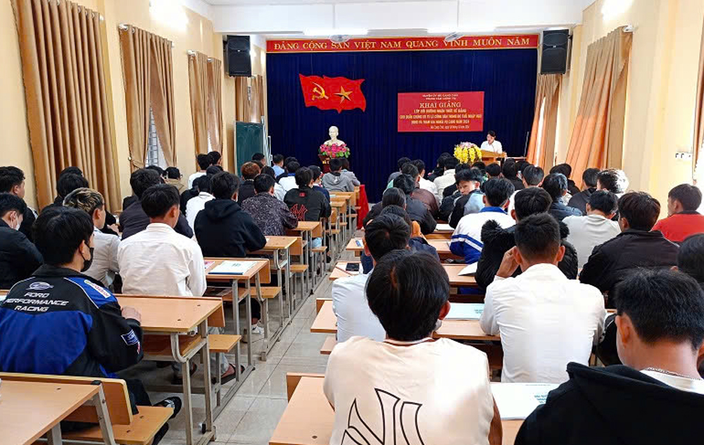 Quang cảnh lớp bồi dưỡng nhận thức về Đảng cho trên 100 thanh niên đủ điều kiện nhập ngũ năm 2024