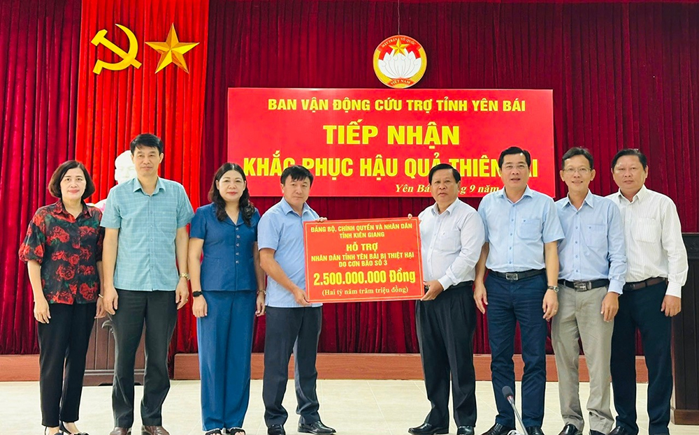 Đoàn công tác tỉnh Kiên Giang trao kinh phí hỗ trợ khắc phục hậu quả bão số 3 cho tỉnh Yên Bái.