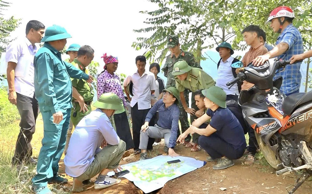 Lãnh đạo UBND huyện Trạm Tấu kiểm tra khu vực có nguy cơ sạt lở tại xã Phình Hồ.