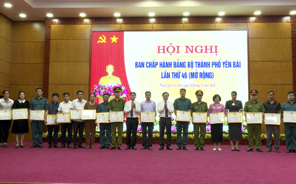 Ban Chấp hành Đảng bộ thành phố Yên Bái  khen thưởng 43 tập thể, 105 cá nhân có thành tích trong công tác ứng phó bão số 3 trên địa bàn thành phố.