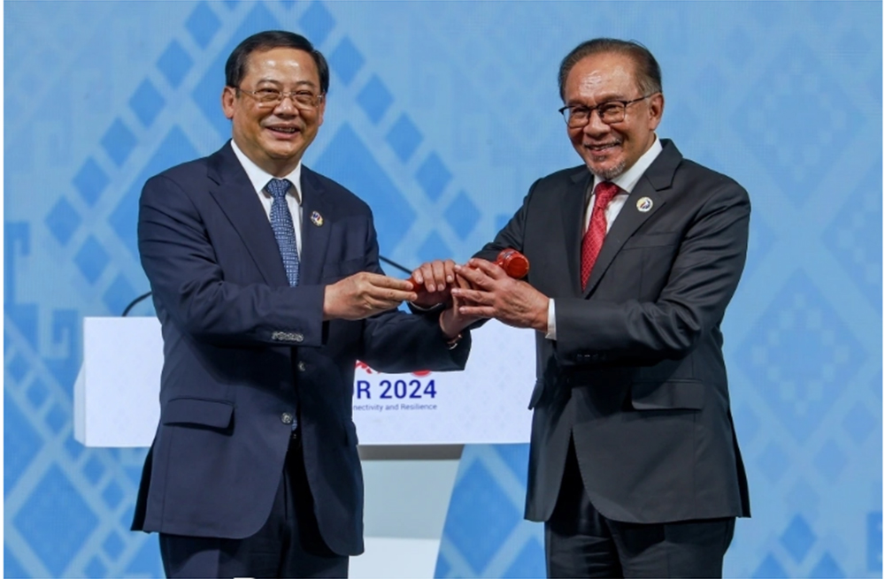 Thủ tướng Anwar Ibrahim được Thủ tướng Lào Sonexay Siphandone trao chiếc búa Chủ tịch ASEAN trong lễ bế mạc Hội nghị Cấp cao ASEAN lần thứ 44, 45, và các Hội nghị liên quan tại Trung tâm Hội nghị Quốc gia ở Vientiane tối 11/10/2024.