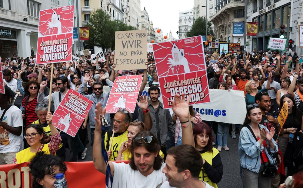 Hàng nghìn người dân đã xuống đường biểu tình tại thành phố Madrid.