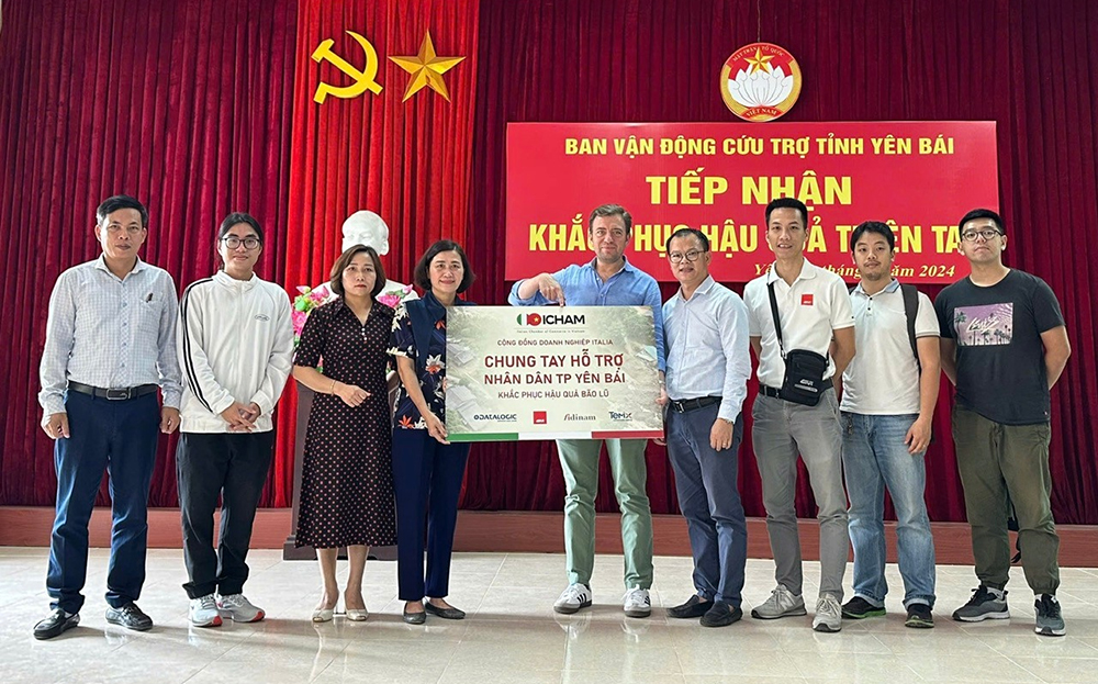 Hiệp hội Doanh nghiệp Ý tại Việt Nam trao biển hỗ nhân dân thành phố Yên Bái khắc phục hậu quả thiên tai cho Ban vận động Cứu trợ tỉnh.