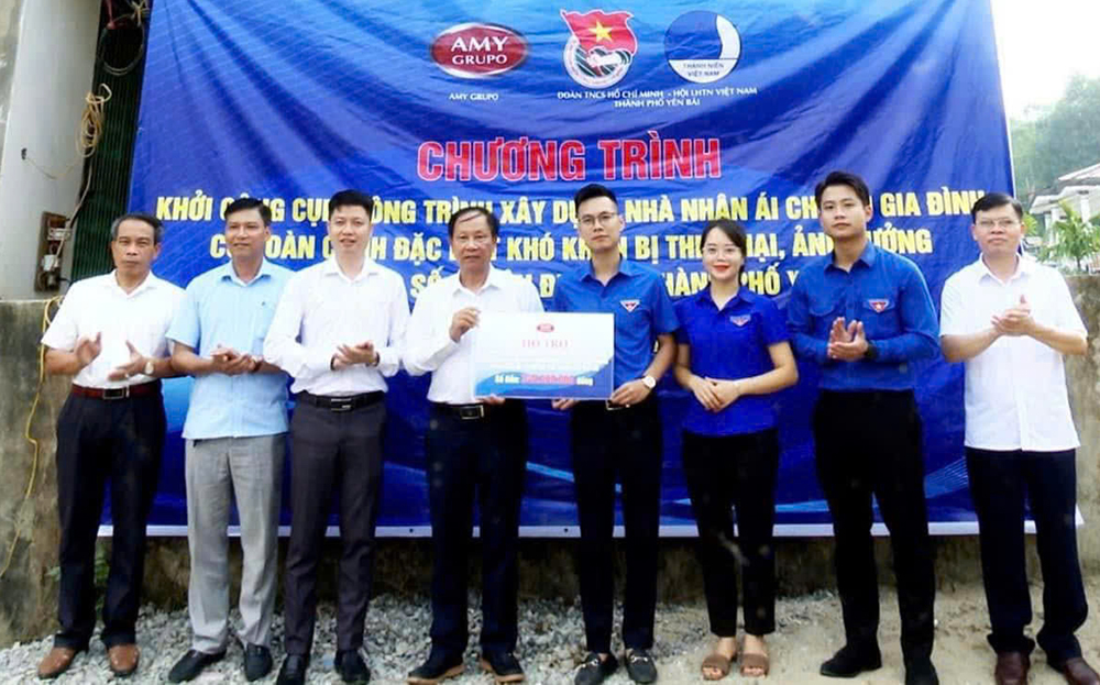 Đại diện Thành đoàn và Tập đoàn AMY GRUPO trao  trao kinh phí hỗ trợ cho 4 hộ gia đình có hoàn cảnh khó khăn bị sập do ảnh hưởng bão số 3.