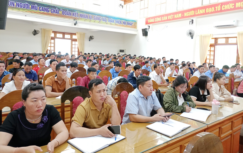 Các học viên tham gia tập huấn, hướng dẫn sử dụng nền tảng số “Sổ tay đảng viên điện tử tỉnh Yên Bái” năm 2024