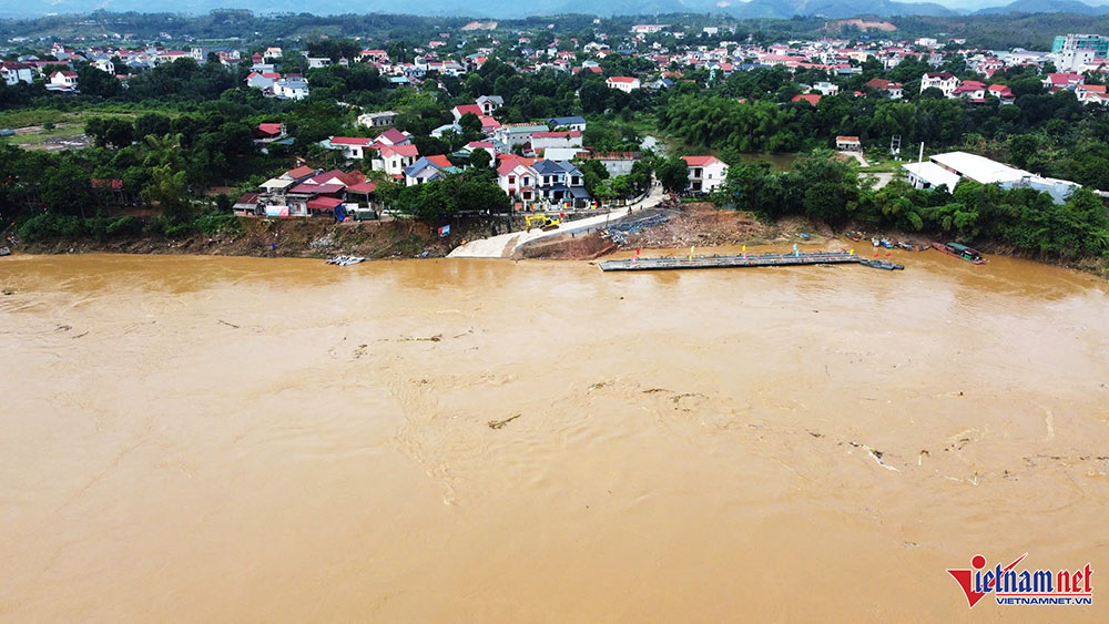 Mực nước sông Hồng lên cao, Lữ đoàn 249 buộc phải cắt cầu phao.