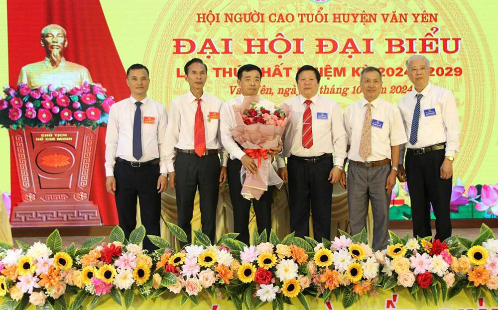 Lãnh đạo Hội NCT tỉnh tặng hoa chúc mừng Đại hội.