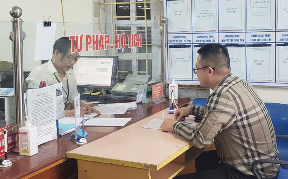 Người dân đến bộ phận “Một cửa” phường Yên Ninh giải quyết thủ tục hành chính và nộp phí, lệ phí.