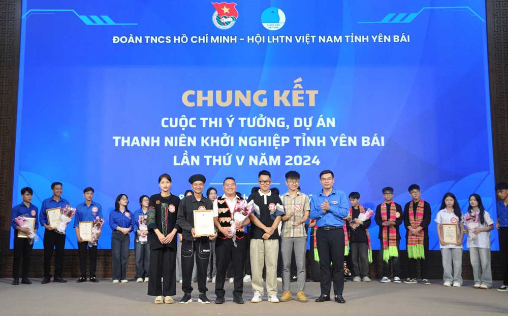 Ban Tổ chức trao giải Nhất cho Dự án Hồ San trà của nhóm thí sinh xã Bình Thuận, huyện Văn Chấn tại Cuộc thi.