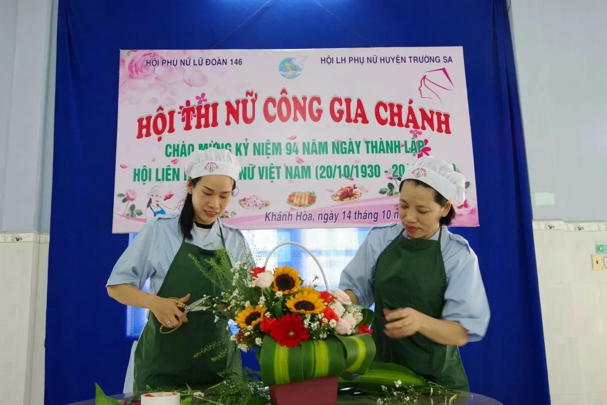 Thi cắm hoa trang trí trong Hội thi nữ công gia chánh nhân kỷ niệm Ngày Phụ nữ Việt Nam 20/10 ở huyện đảo Trường Sa