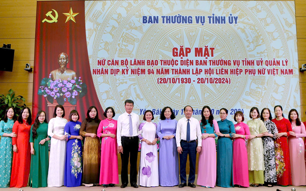 Các đồng chí trong Thường trực Tỉnh uỷ chụp ảnh lưu niệm cùng các nữ cán bộ lãnh đạo thuộc diện Ban Thường vụ Tỉnh uỷ quản lý trong buổi gặp mặt nhân dịp kỷ niệm 94 năm Ngày thành lập Hội Liên hiệp Phụ nữ Việt Nam.