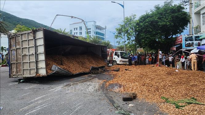 Hiện trường vụ lật xe tải chở dăm khiến 3 người tử vong.