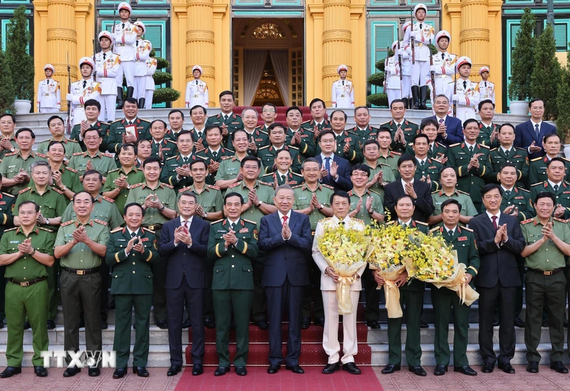 Tổng Bí thư, Chủ tịch nước Tô Lâm, Bí thư Quân uỷ Trung ương với các đồng chí lãnh đạo Bộ Quốc phòng và Bộ Công an.