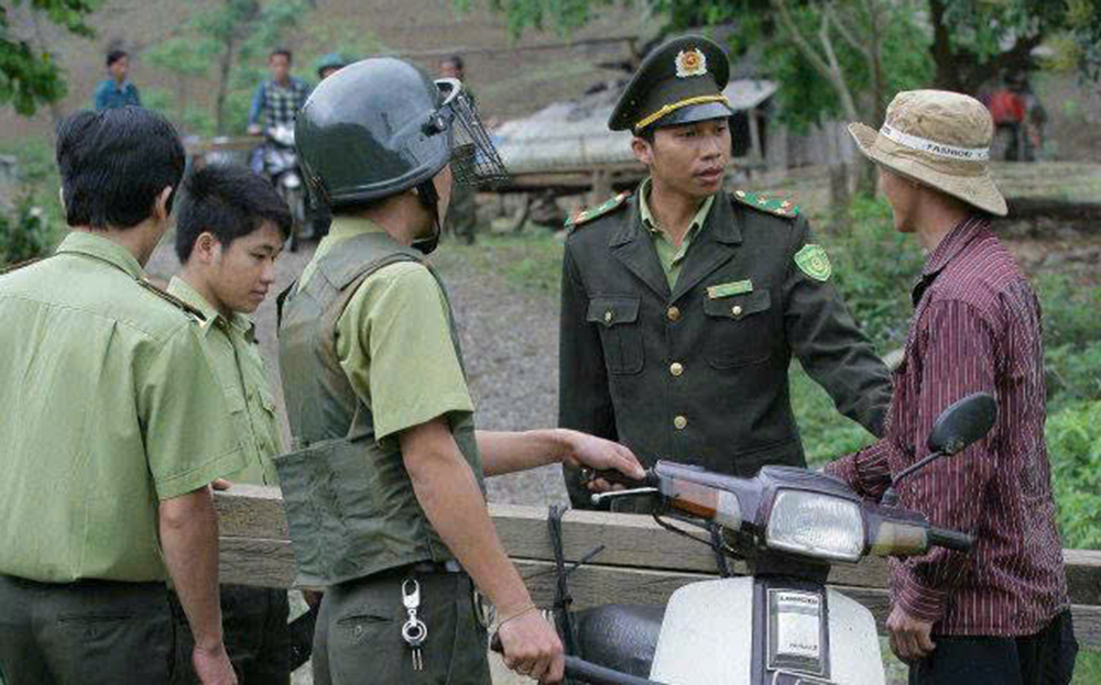 Đồng chí Nguyễn Mạnh Hà (thứ 2, từ phải sang) cùng đồng nghiệp bắt giữ, xử lý vi phạm về Luật Lâm nghiệp tại xã Suối Bu, huyện Văn Chấn.