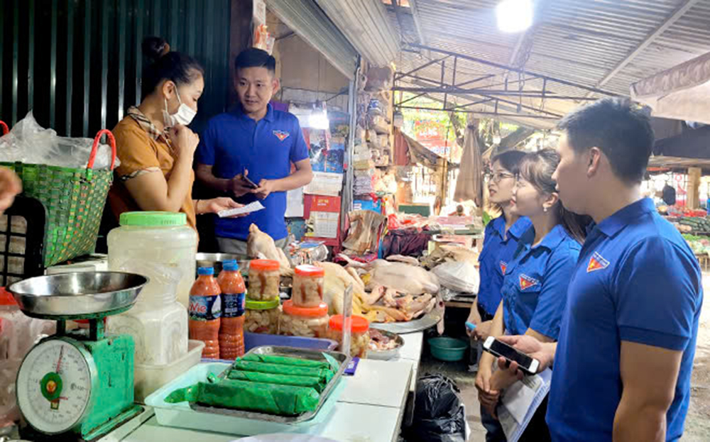 Đoàn thanh niên phường Đồng Tâm, thành phố Yên Bái tuyên truyền người dân đăng ký sử dụng chữ ký số cá nhân.