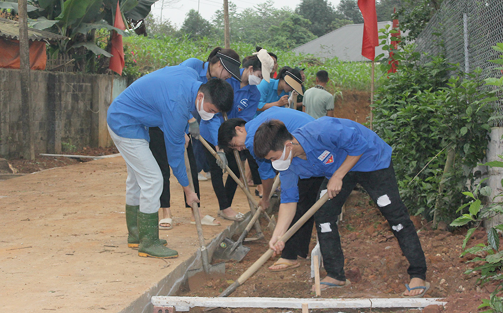 Đoàn viên thanh niên xã Tân Hương tham gia mở rộng đường giao thông nông thôn.