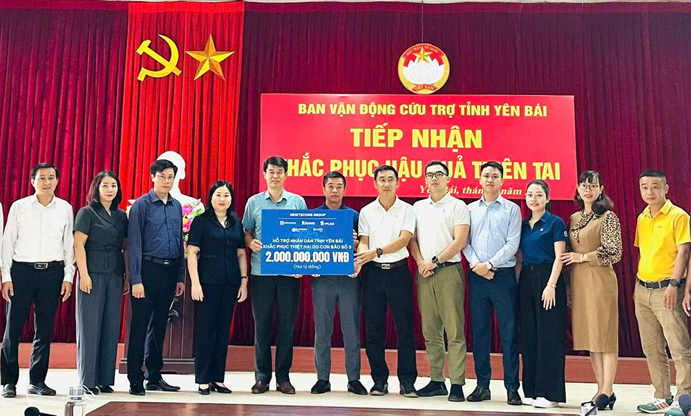 Các đơn vị trong hệ sinh thái Newtecons Group trao kinh phí xây dựng phòng học tại Trường Tiểu học và THCS Khánh Hòa, huyện Lục Yên cho tỉnh Yên Bái.