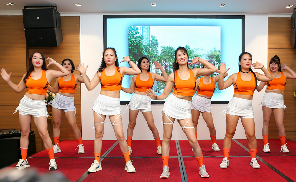 CLB Aerobic Quảng trường 19/8, thành phố Yên Bái thu hút đông đảo chị em phụ nữ tham gia luyện tập thường xuyên.

