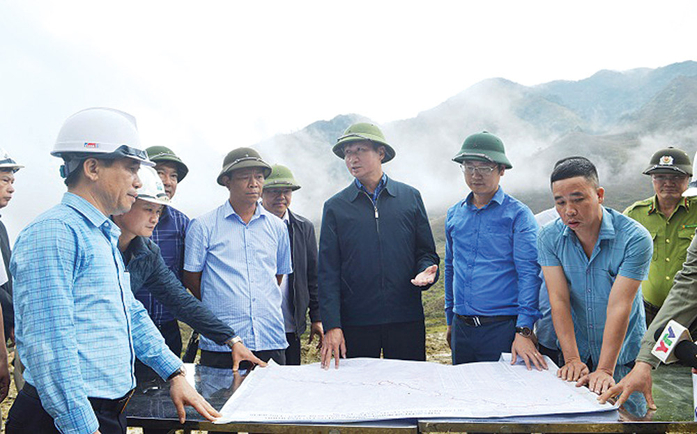 Đồng chí Chủ tịch UBND tỉnh Trần Huy Tuấn kiểm tra tiến độ dự án đường kết nối Mường La (Sơn La) - Than Uyên (Lai Châu) - Mù Cang Chải, Văn Chấn, Văn Yên (Yên Bái) với đường cao tốc Nội Bài - Lào Cai (IC16).