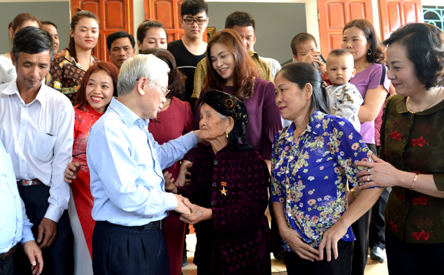 Nguyên Tổng Bí thư, Chủ tịch nước Nguyễn Phú Trọng ân cần thăm hỏi Mẹ Việt Nam Anh hùng Nguyễn Thị Lô, xã Văn Phú, thành phố Yên Bái trong chuyến thăm và làm việc tại Yên Bái năm 2019