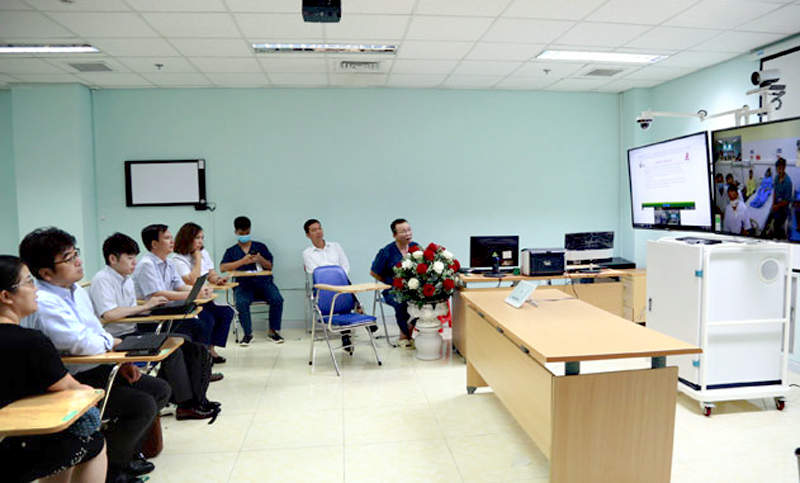 The delegation from the Japan International Cooperation Agency (JICA) participated in a telehealth consultation session between Yen Bai Provincial General Hospital and the Medical Center of Van Yen District.