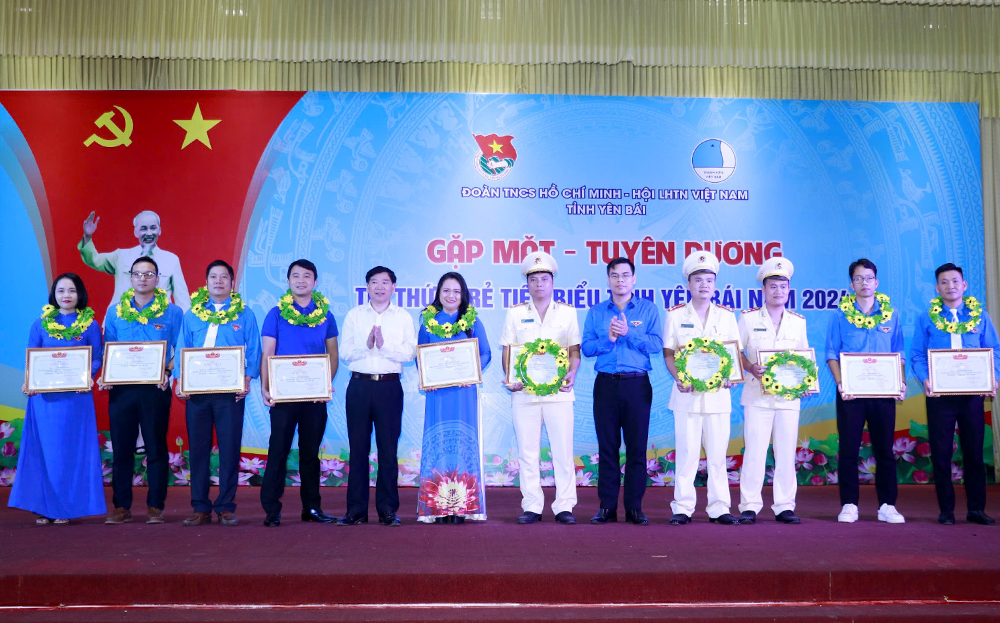 The Provincial Youth Union and the Vietnam Union of Youth Associations awarded certificates of merit to 20 outstanding young intellectuals for their excellent achievements in professional activities and their involvement in youth union work and movements.