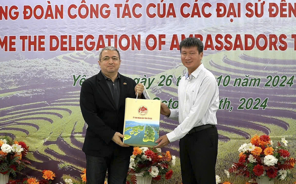 President of the People’s Committee of Yen Bai Province, Mr.Tran Huy Tuan, presents gifts to members of the embassy delegation.