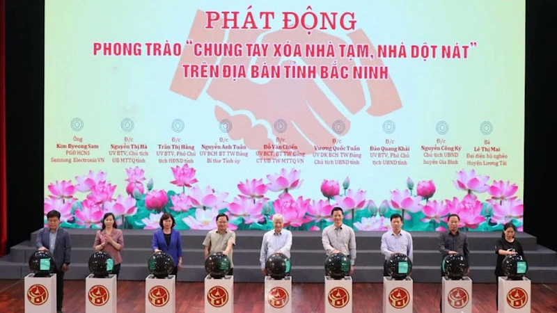 Các đại biểu nhấn nút phát động phong trào 