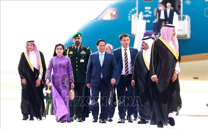 Lễ đón Thủ tướng Phạm Minh Chính và Phu nhân tại Sân bay quốc tế King Khalid, thủ đô Riyadh, Vương quốc Saudi Arabia.
