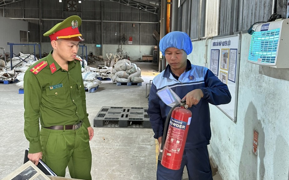 The officers of the Provincial FPFF and SAR Departments guide workers on how to use fire extinguishers and extinguish fires.
