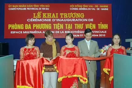 Đại diện tỉnh Val de Marne và lãnh đạo Ban kinh tế đối ngoại tỉnh Yên Bái cắt băng khai trương Phòng đọc đa phương tiện, tại Thư viện tỉnh Yên Bái.