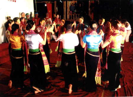 Múa xòe - nét sinh hoạt văn hóa đặc sắc của đồng bào dân tộc Thái thị xã Nghĩa Lộ.
