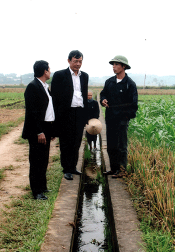 Đồng chí Nguyễn Tất Đắc - Bí thư Đảng ủy xã Đông Cuông kiểm tra hệ thống kênh mương thủy lợi, bảo đảm nước tưới cho cây vụ đông.
