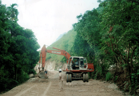 Nhà thầu xây dựng đẩy nhanh tiến độ thi công dự án đường Khánh Hòa - Minh Xuân.
