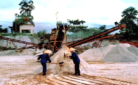 Công nhân Công ty cổ phần Xây dựng giao thông Yên Bái luôn đảm bảo phương tiện phòng hộ lao động cá nhân trong khi tác nghiệp.

