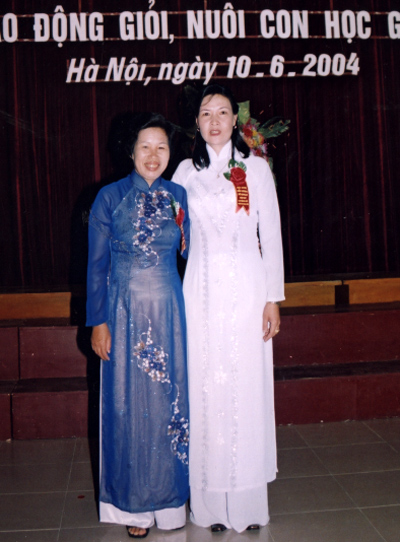 Cô giáo Nguyễn Thị Thành (phải) tại Hội nghị Biểu dương nữ CNVC-LĐ khắc phục khó khăn lao động giỏi - nuôi con học giỏi toàn quốc năm 2004.
