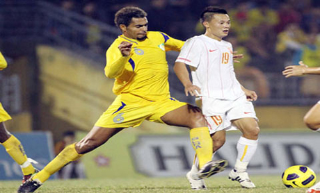 ĐTVN (trắng) còn nhiều việc phải làm trước khi AFF Cup 2010 khởi tranh.