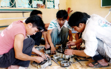 Lớp học nghề sửa chữa xe máy tại Trung tâm Dạy nghề huyện Trạm Tấu.
