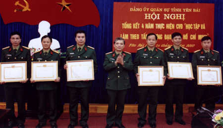 Lãnh đạo Thường trực Đảng ủy Quân sự tỉnh tặng giấy khen cho các tập thể có thành tích xuất sắc trong 4 năm thực hiện cuộc vận động.
