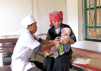 Cán bộ Trạm Y tế xã Chế Cu Nha (Mù Cang Chải) khám sức khỏe cho trẻ sơ sinh.