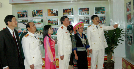 Các đại biểu tham quan triển lãm tại Đại hội.